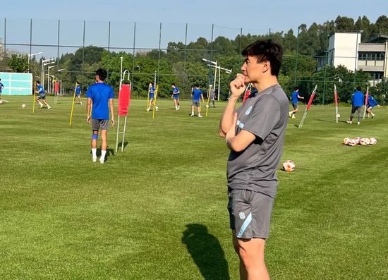 巴萨体育总监德科接受了Movistar的专访，期间他谈到了关于哈维以及转会市场等话题。